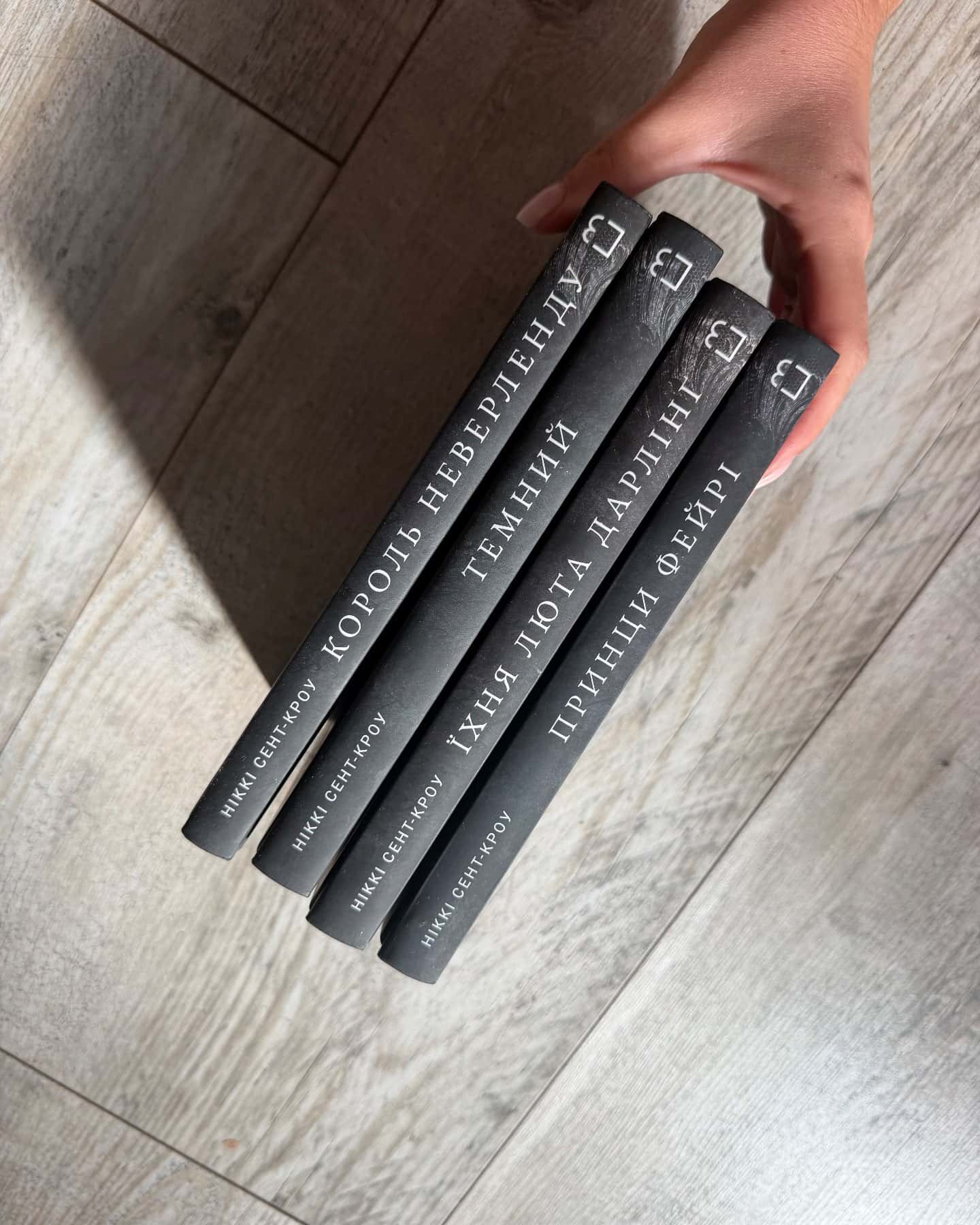 Король Неверленду. Розпусні загублені хлопці. Книга 1, Темний. Розпусні загублені хлопці. Книга 2, Розпусні загублені хлопці. Книга 3. Їхня люта Дарлінґ, Принци фейрі. Розпусні загублені хлопці. Книга 4 — Ніккі Сент-Кроу