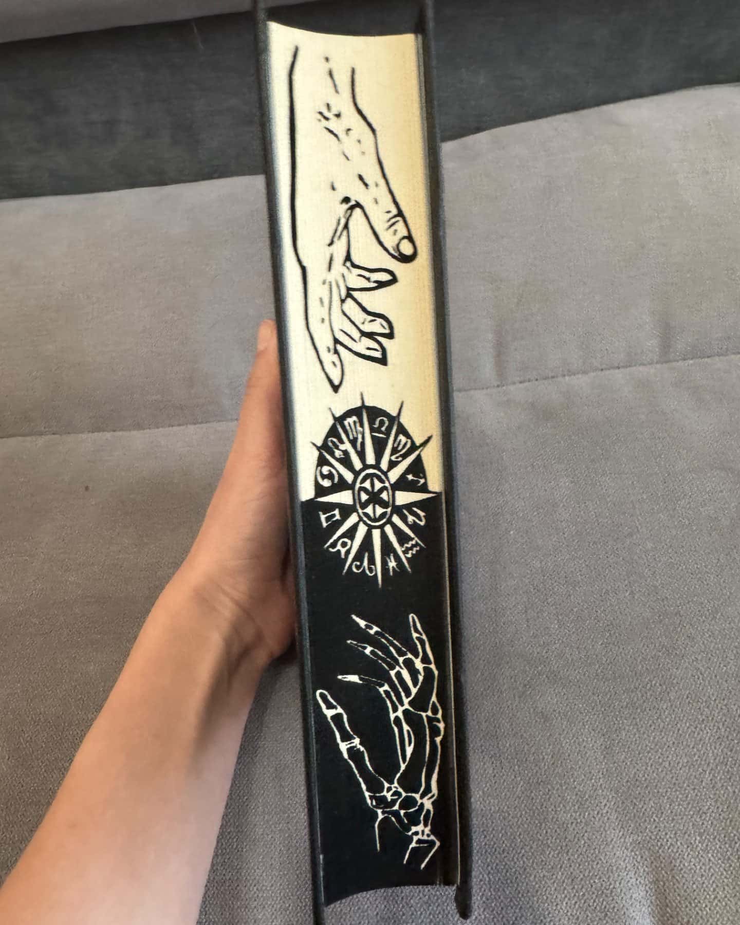 Дев’ятий Дім, Біснуватий-Лі Бардуго