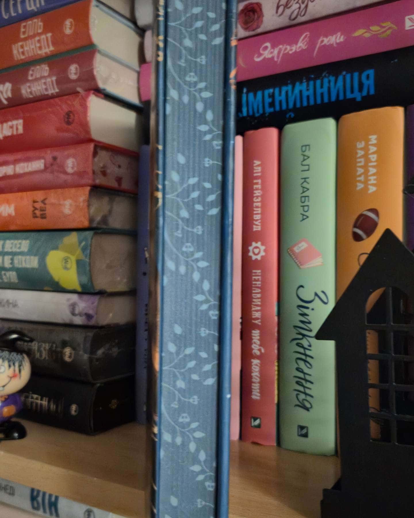 Коронована зорями. Одна істинна королева. Книга 1-Дженніфер Бенкау