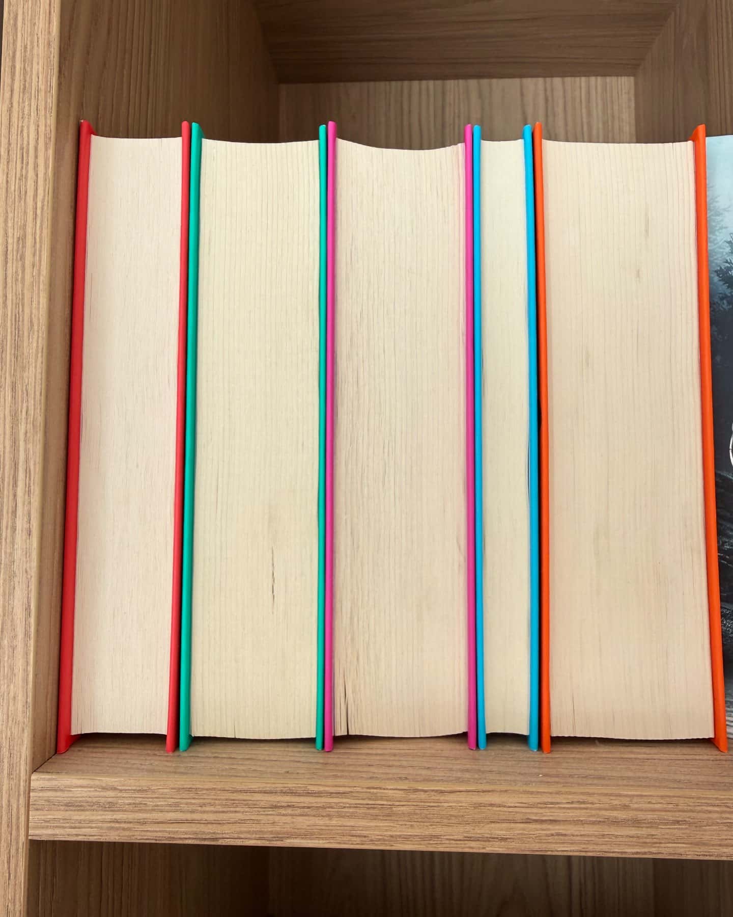Двір шипів і троянд. Книга 1, Двір мороку і гніву. Книга 2, Двір крил і руїн. Книга 3, Двір холоду і зоряного сяйва. Книга 3.5, Двір срібного полум'я. Книга 4 — Сара Дж. Маас