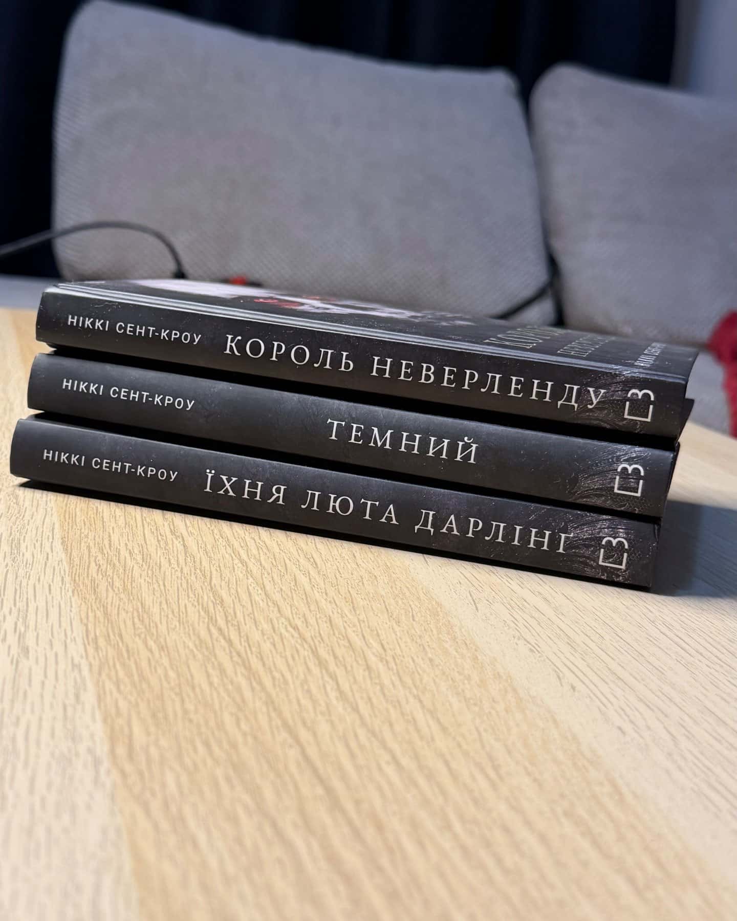 Король Неверленду. Розпусні загублені хлопці. Книга 1, Темний. Розпусні загублені хлопці. Книга 2, Розпусні загублені хлопці. Книга 3. Їхня люта Дарлінґ — Ніккі Сент-Кроу