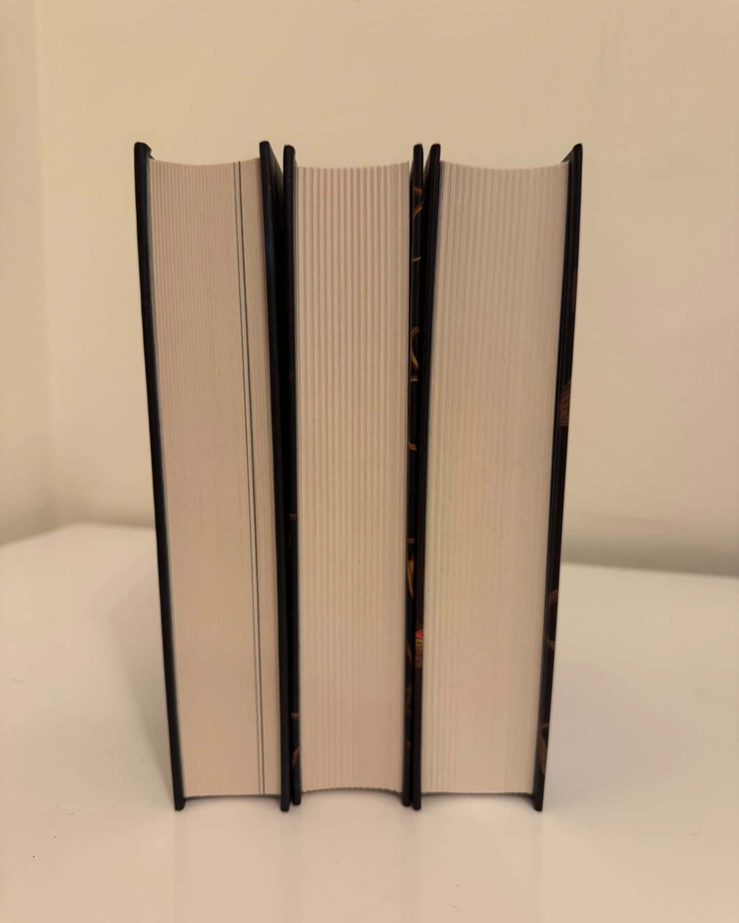 Комплект з 3 книг « Тюремна цілителька », « Золота клітка », « Зрадниця крові »-Лінетт Ноні