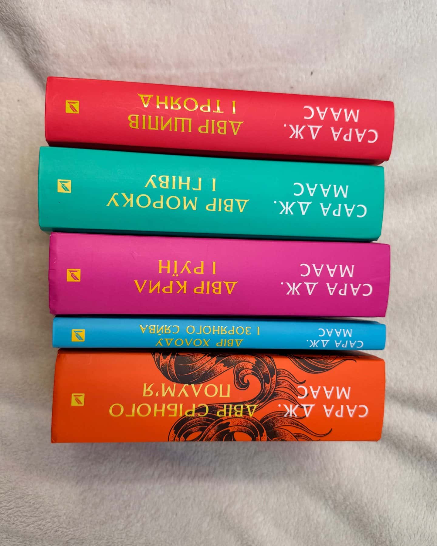 Двір шипів і троянд. Книга 1, Двір мороку і гніву. Книга 2, Двір крил і руїн. Книга 3, Двір холоду і зоряного сяйва. Книга 3.5, Двір срібного полум'я. Книга 4 — Сара Дж. Маас