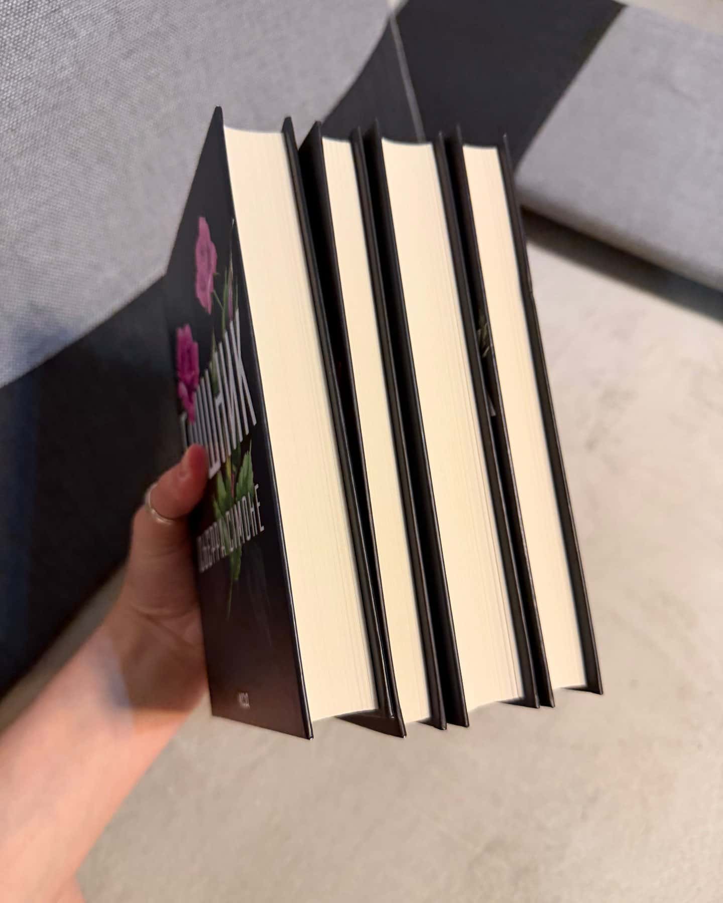 Священник. Книга 1, Святий. Книга 3, Опівнічна меса, Грішник. Книга 2 — Сьєрра Сімоне