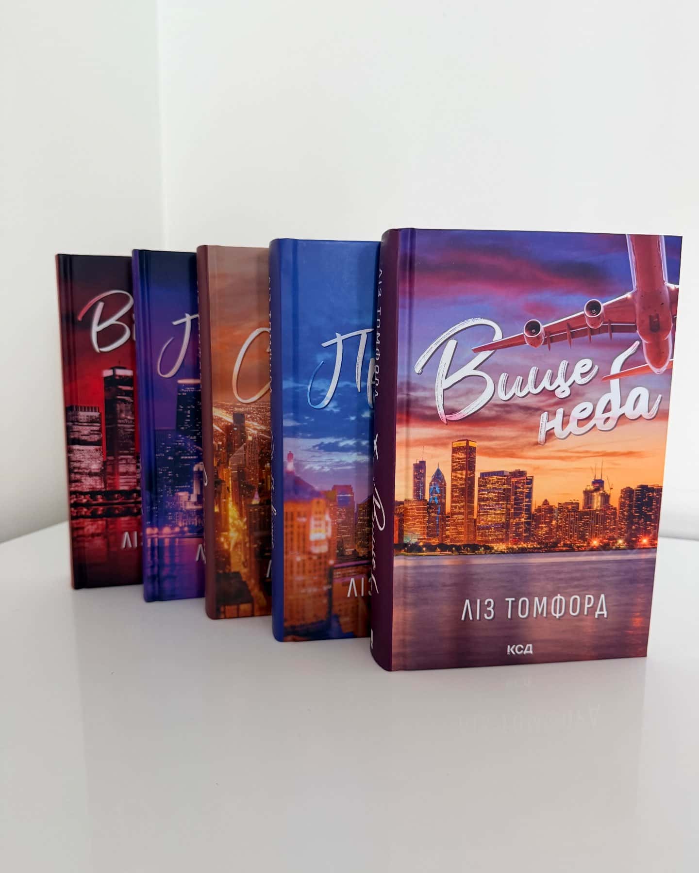 Вище неба. Місто вітрів. Книга 1, Правильне рішення. Місто вітрів. Книга 2, Спіймана. Місто вітрів. Книга 3, Підіграй мені. Місто вітрів. Книга 4, Відмотай назад. Місто вітрів. Книга 5 — Ліз Томфорд