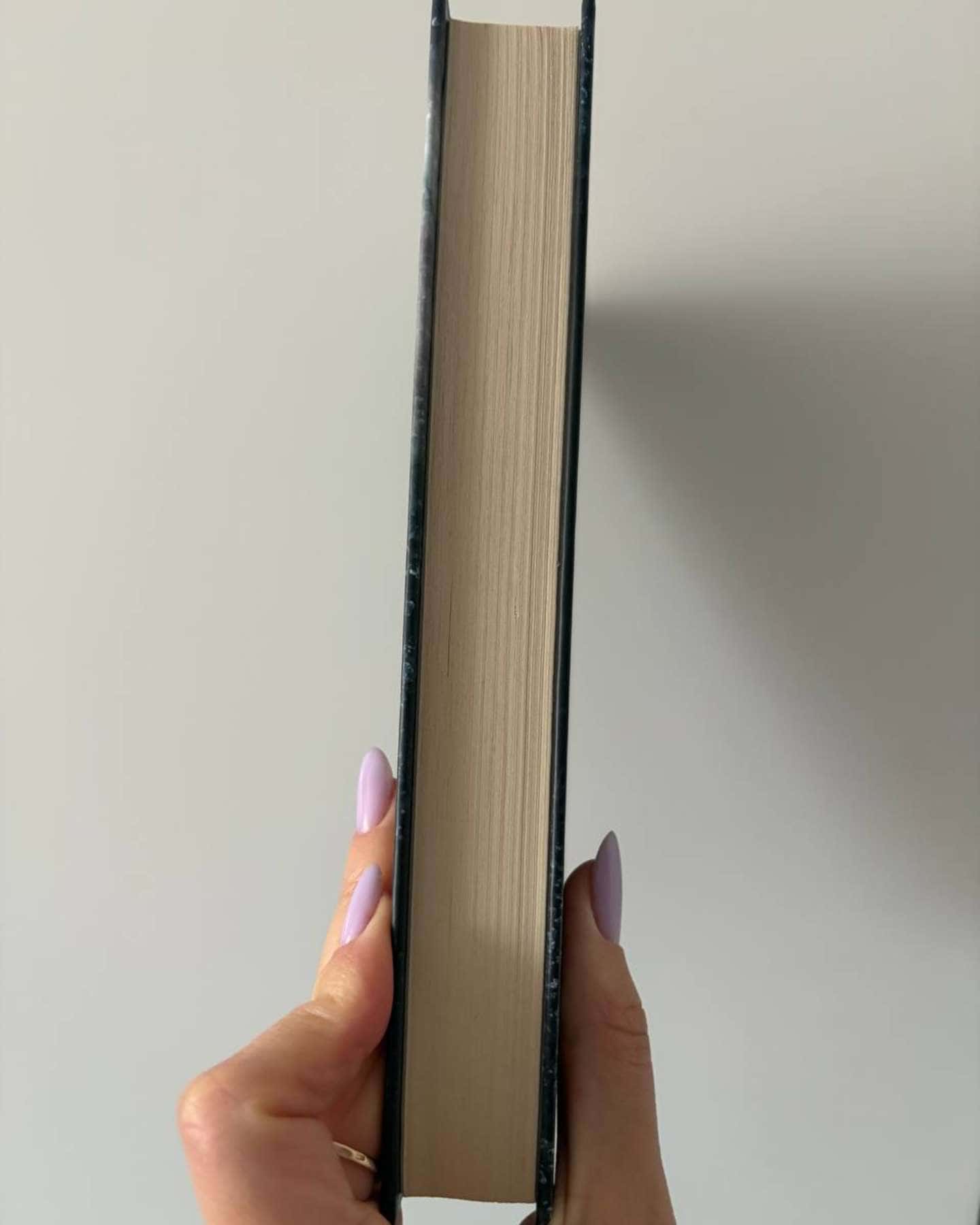 Дівчина у кризі-Роберт Бриндза