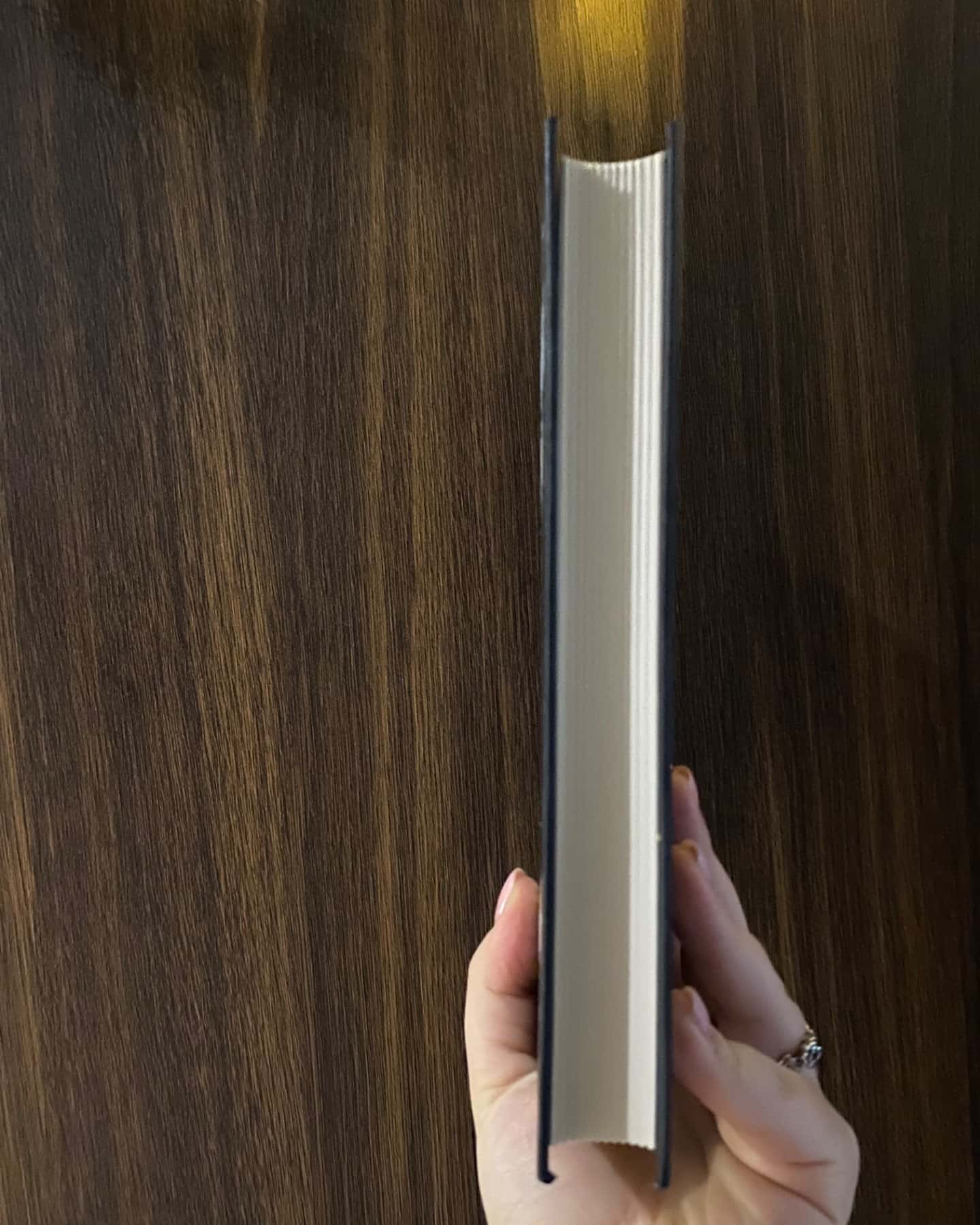 Неонові боги-Кейті Роберт