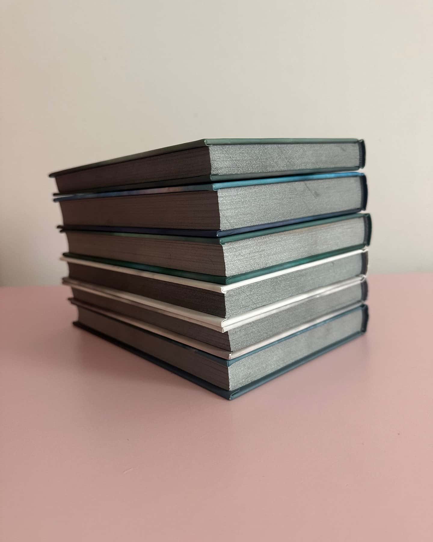 Знищ мене. Книга 1, Розгадай мене. Книга 2, Розпали мене. Книга 3, Віднови мене. Книга 4, Здолай мене. Книга 5, Уяви мене. Книга 6 — Тагере Мафі