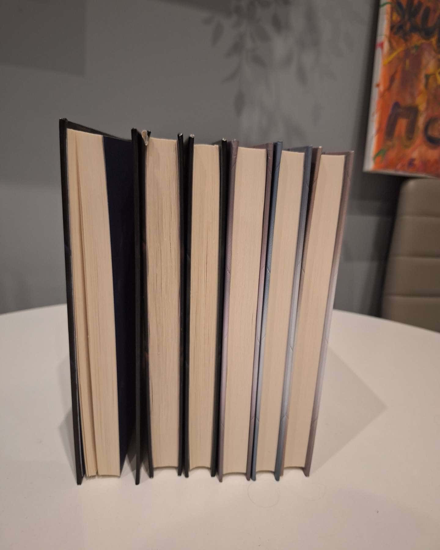 Ґудзики та мереживо. Книга 1, Ґудзики та ненависть. Книга 2, Ґудзики та страждання. Книга 3, Ґудзики та сором. Книга 4, Ґудзики та провина. Книга 5, Ґудзики та грація. Книга 6 — Пенелопа Скай