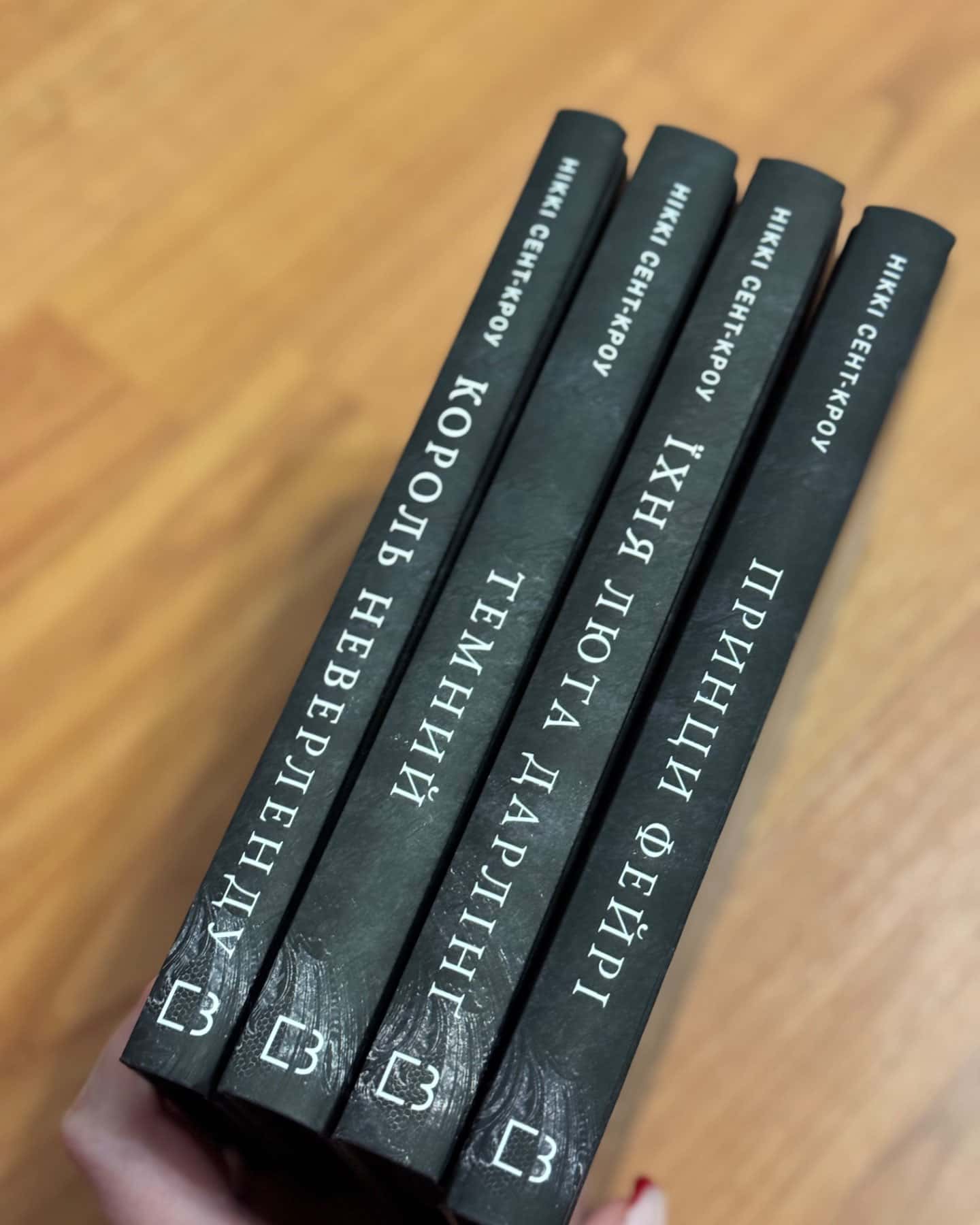 Серія книг «Розпусні загублені хлопці»-Ніккі Сент-Кроу