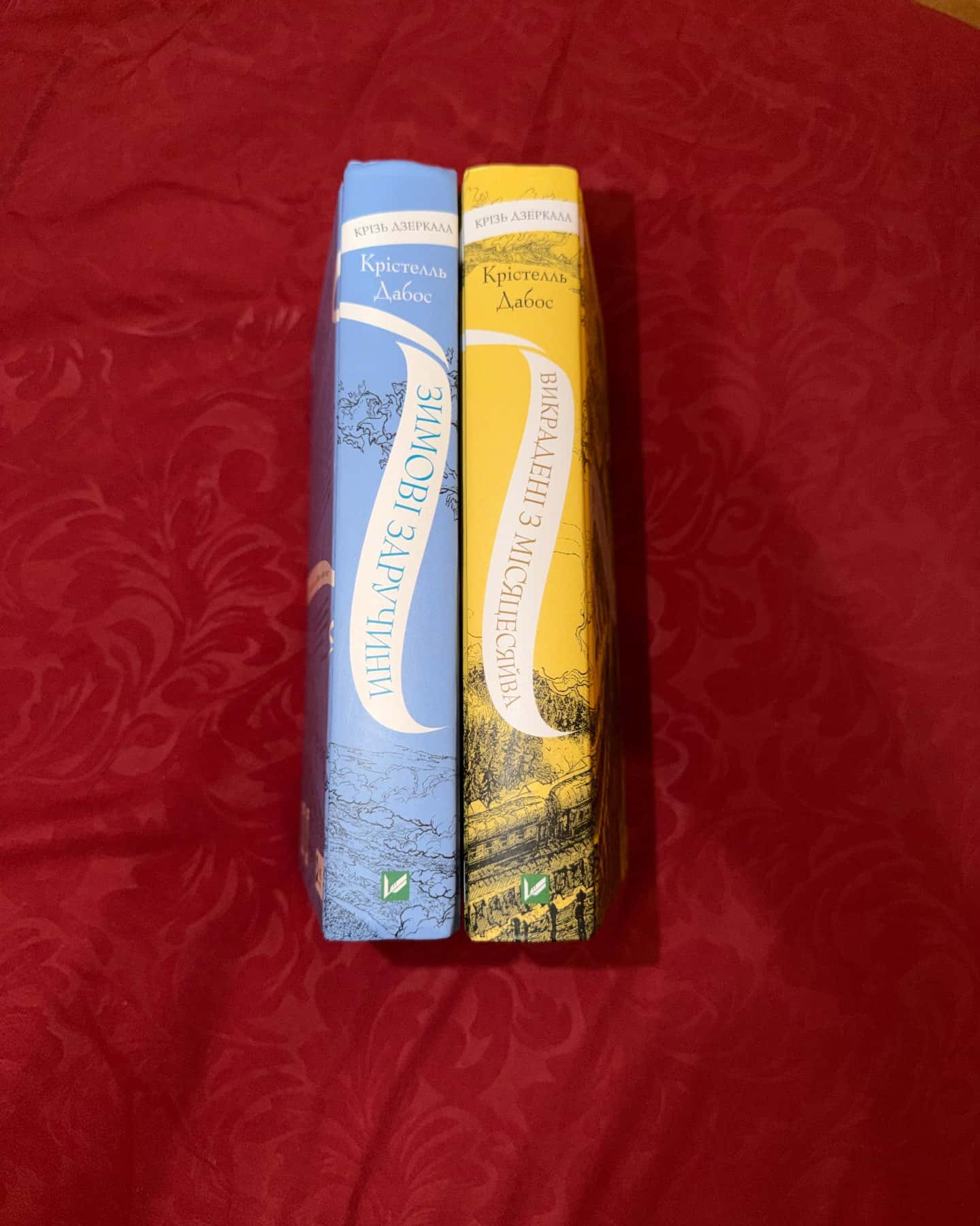 Крізь дзеркала. Зимові заручини, Книга Крізь дзеркала. Викрадені з Місяцесяйва — Крістель Дабос