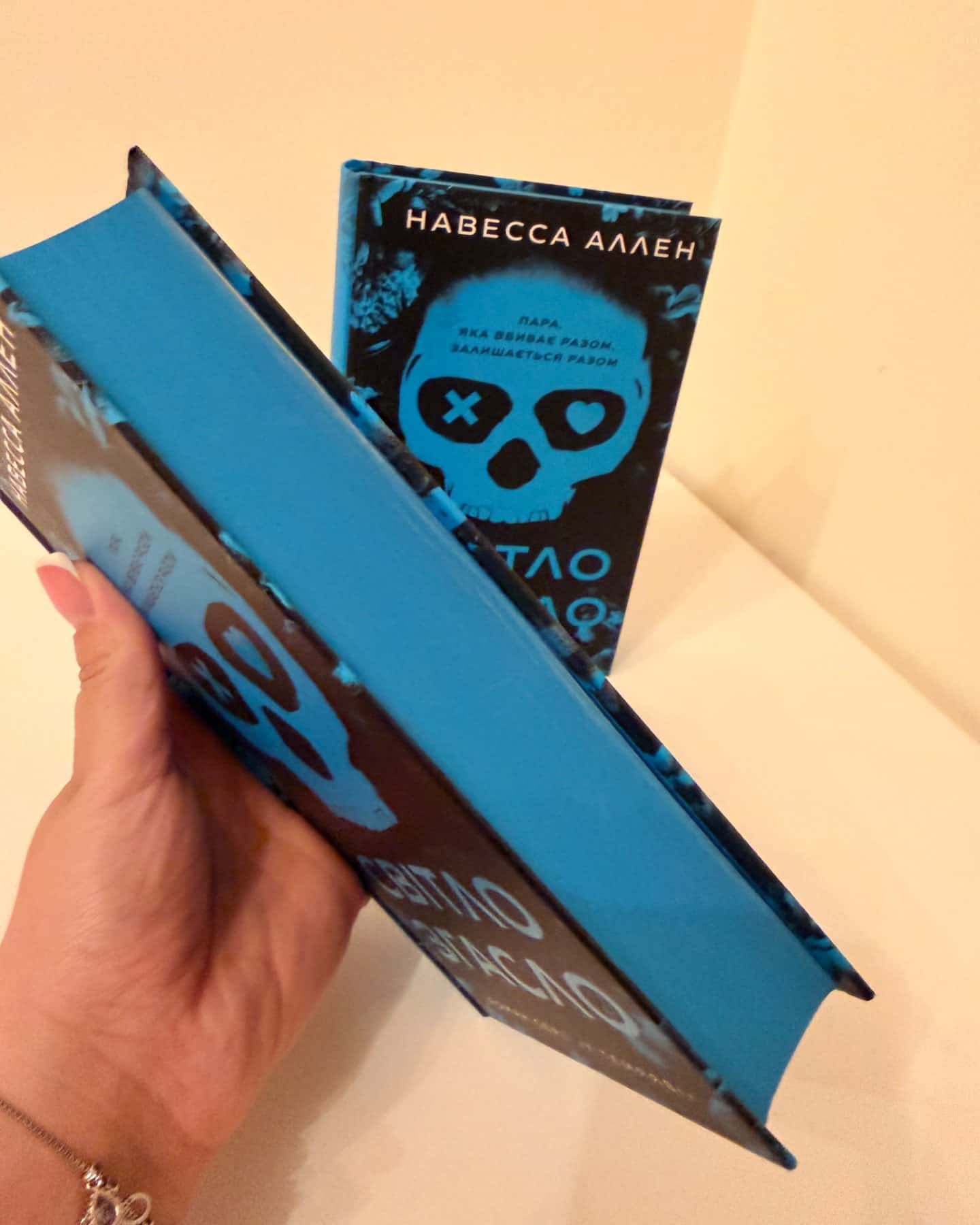 Світло згасло. У темряві. Книга 1-Навесса Аллен