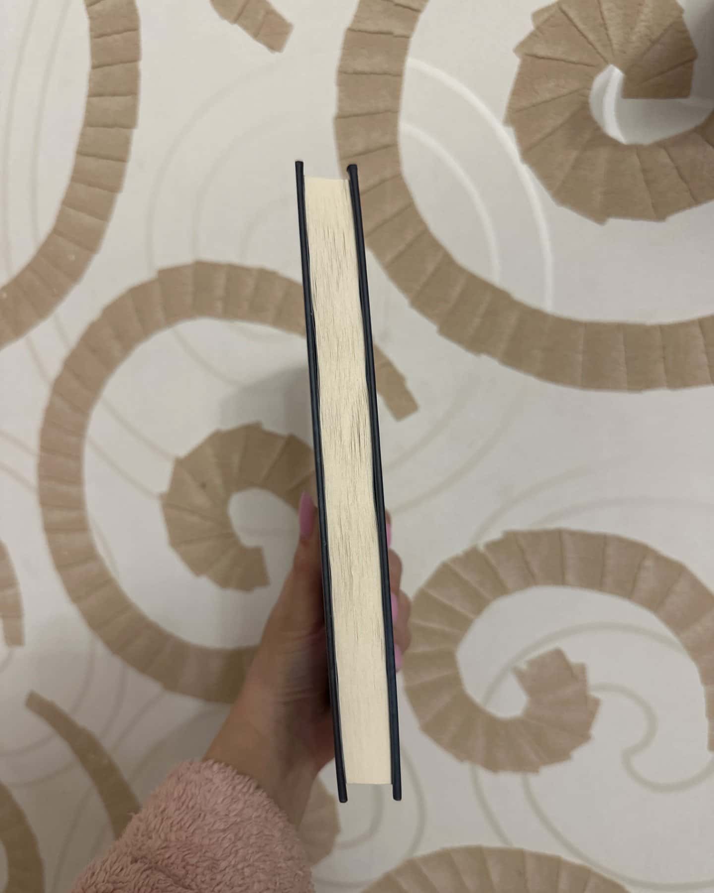 Продам книгу «Дім тиші»-Донато Каррізі