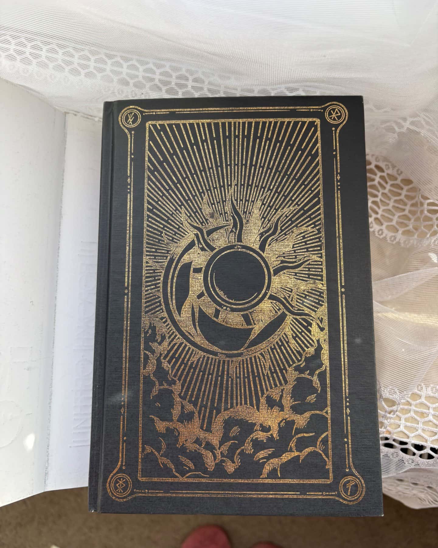 Ці порожні обітниці, Ці плутані зв’язки-Лексі Райан