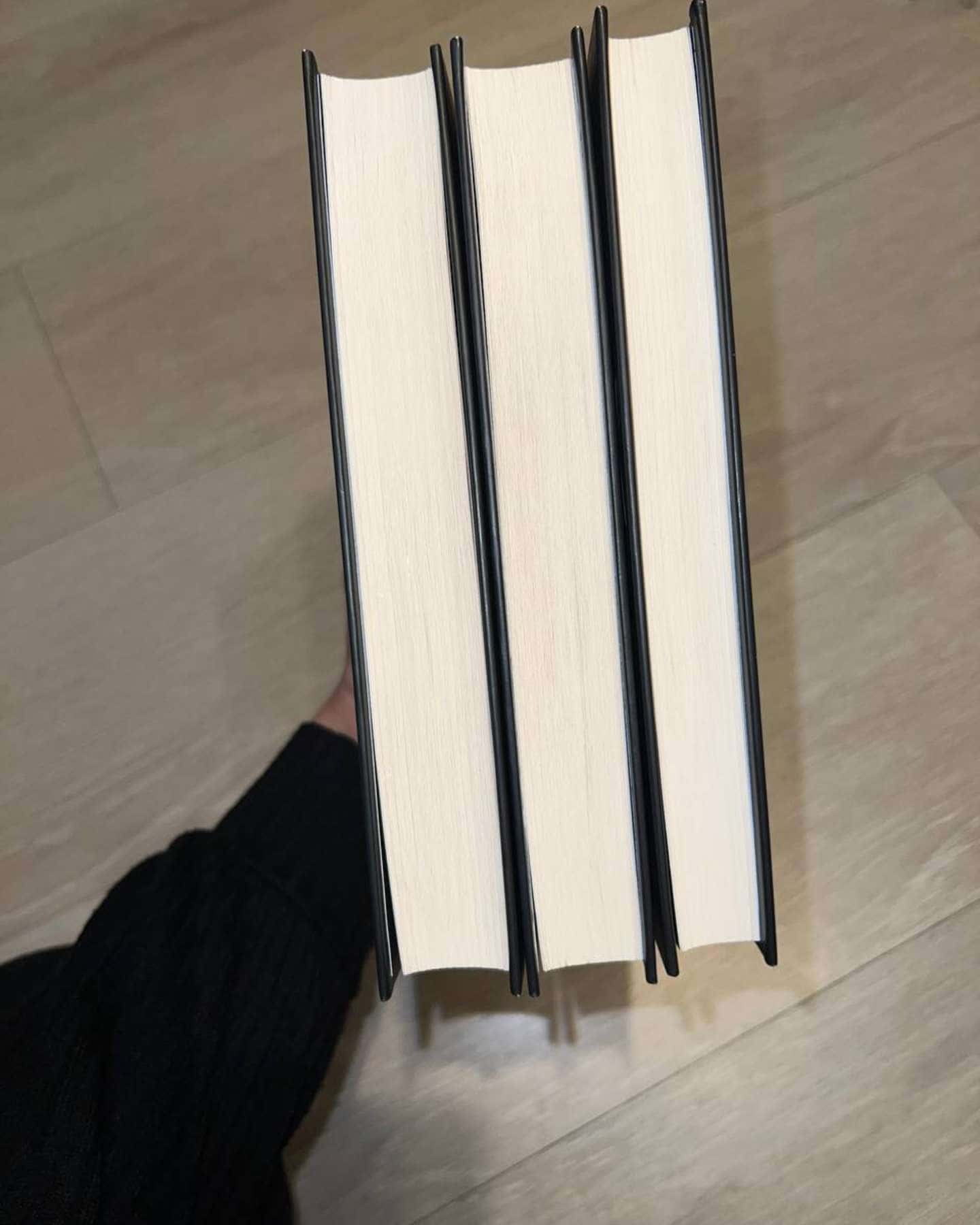 Комплект Книга 1 Священик. Книга 2 Грішник. Книга 3 Святий.-Сьєрра Сімоне