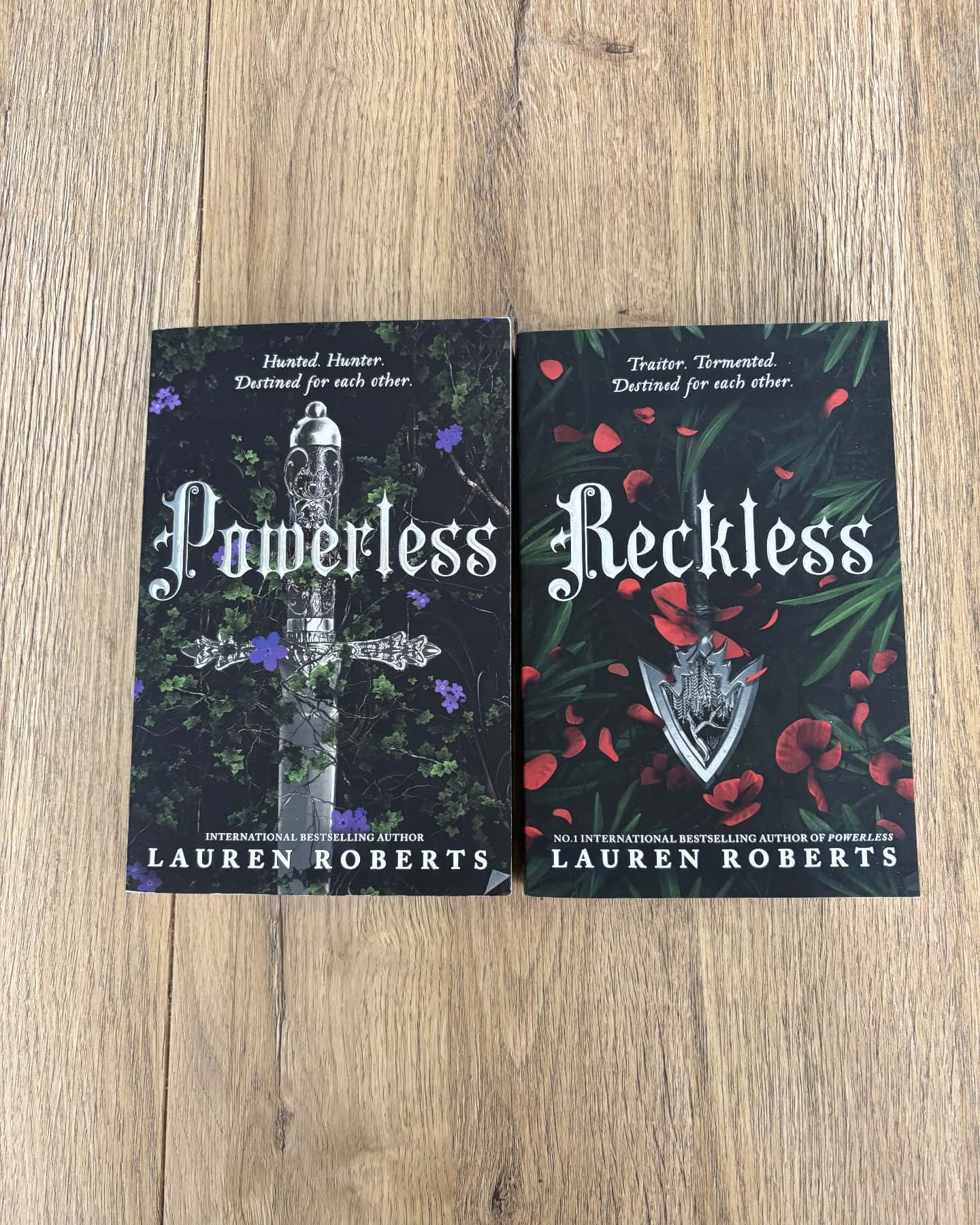 Перша і друга частини серії "Powerless"-Lauren Roberts