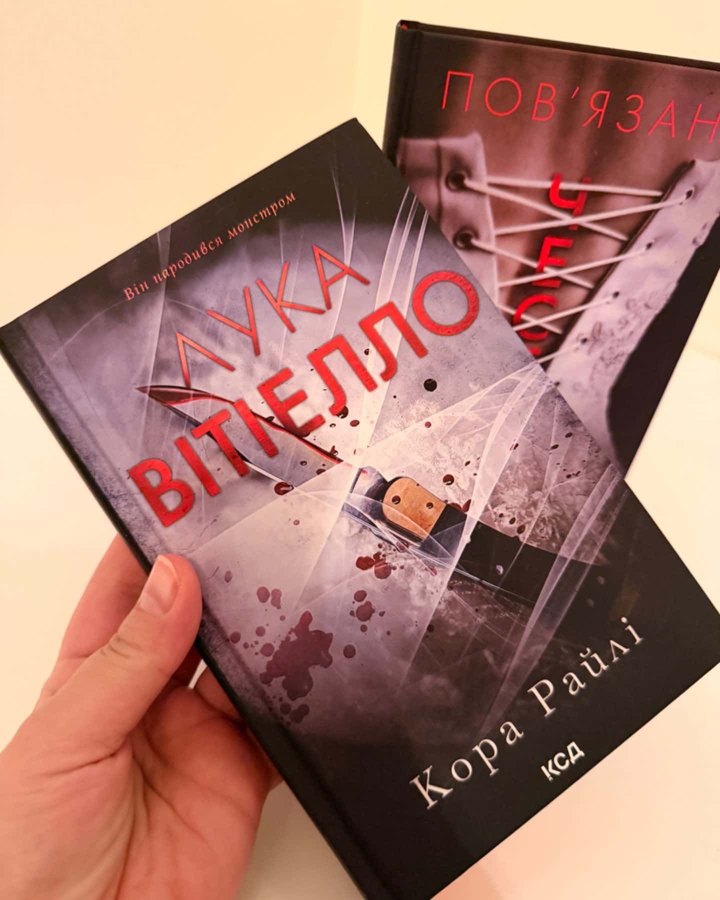 Комплект з 2-х книг «Хроніки мафії.Народжені у крові» 1. Повʼязані честю. 2. Лука Вітіелло.Що-Кора Райлі