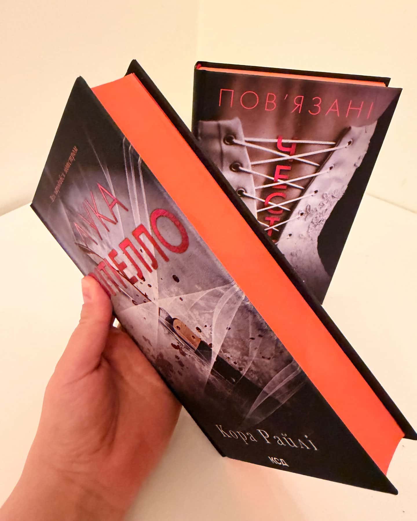 Комплект з 2-х книг «Хроніки мафії.Народжені у крові» 1. Повʼязані честю. 2. Лука Вітіелло.Що-Кора Райлі