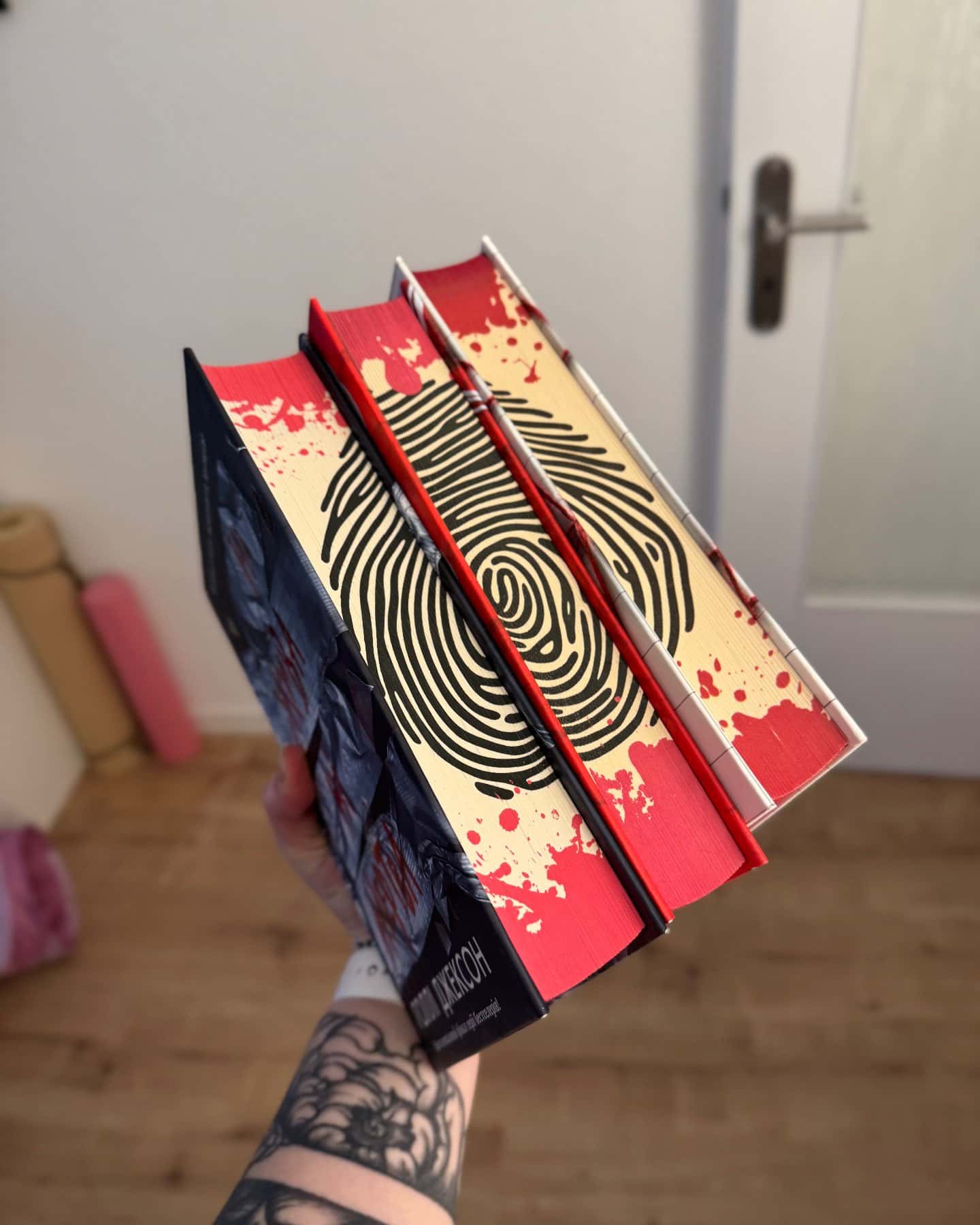 Посібник з убивства для хорошої дівчинки, Хороша дівчинка, зіпсована кров, Ні жива ні мертва-Голлі Джексон