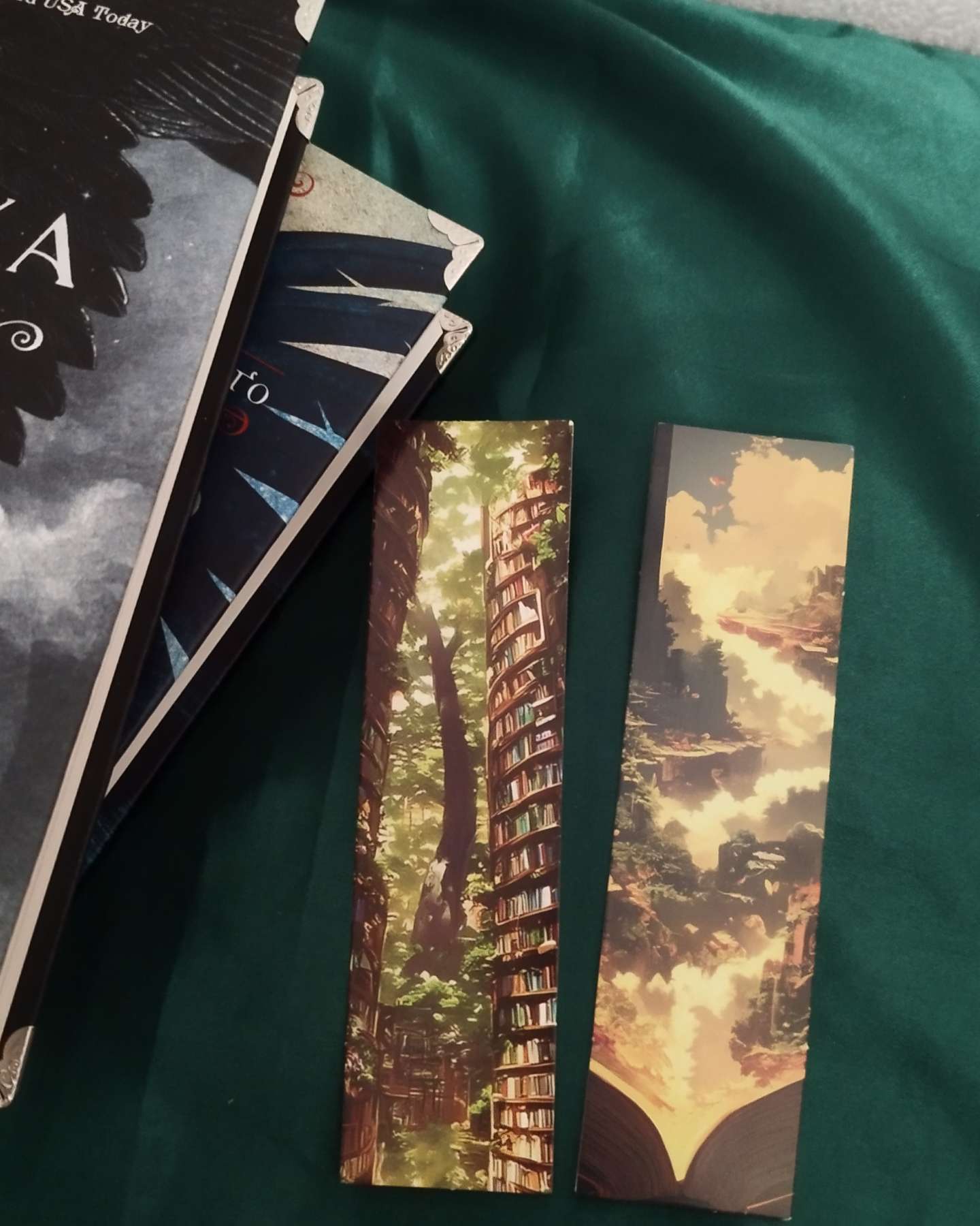 Продається серія: "Шістка Воронів"; "Королівство Шахраїв". Неймовірно захопливе фентезі, чудовий подарунок на свята 🔥 В подарунок докладаю дві закладки і металеві оздоблені кутики на обкладинках 😇-Лі Бардуґо