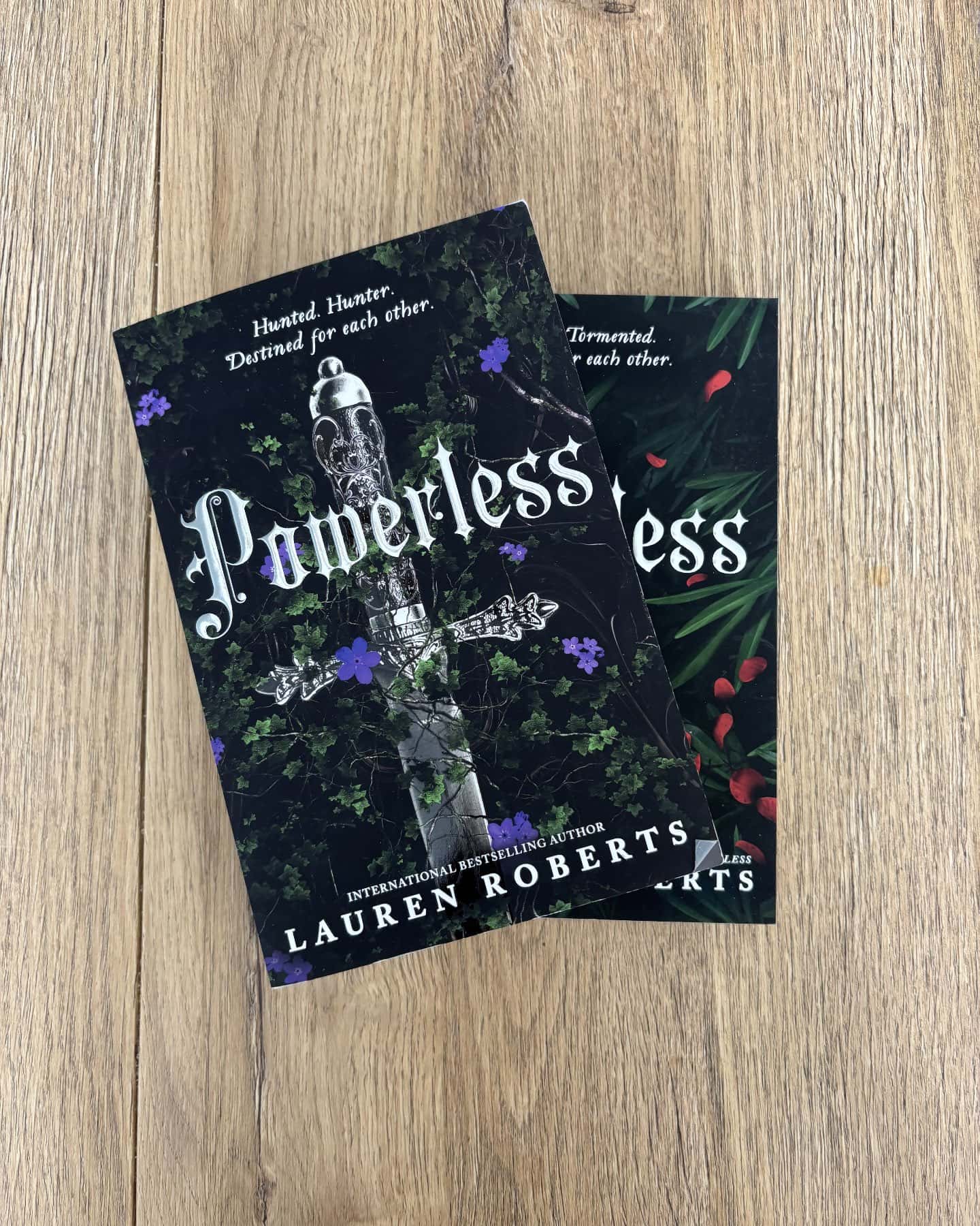 Перша і друга частини серії "Powerless"-Lauren Roberts