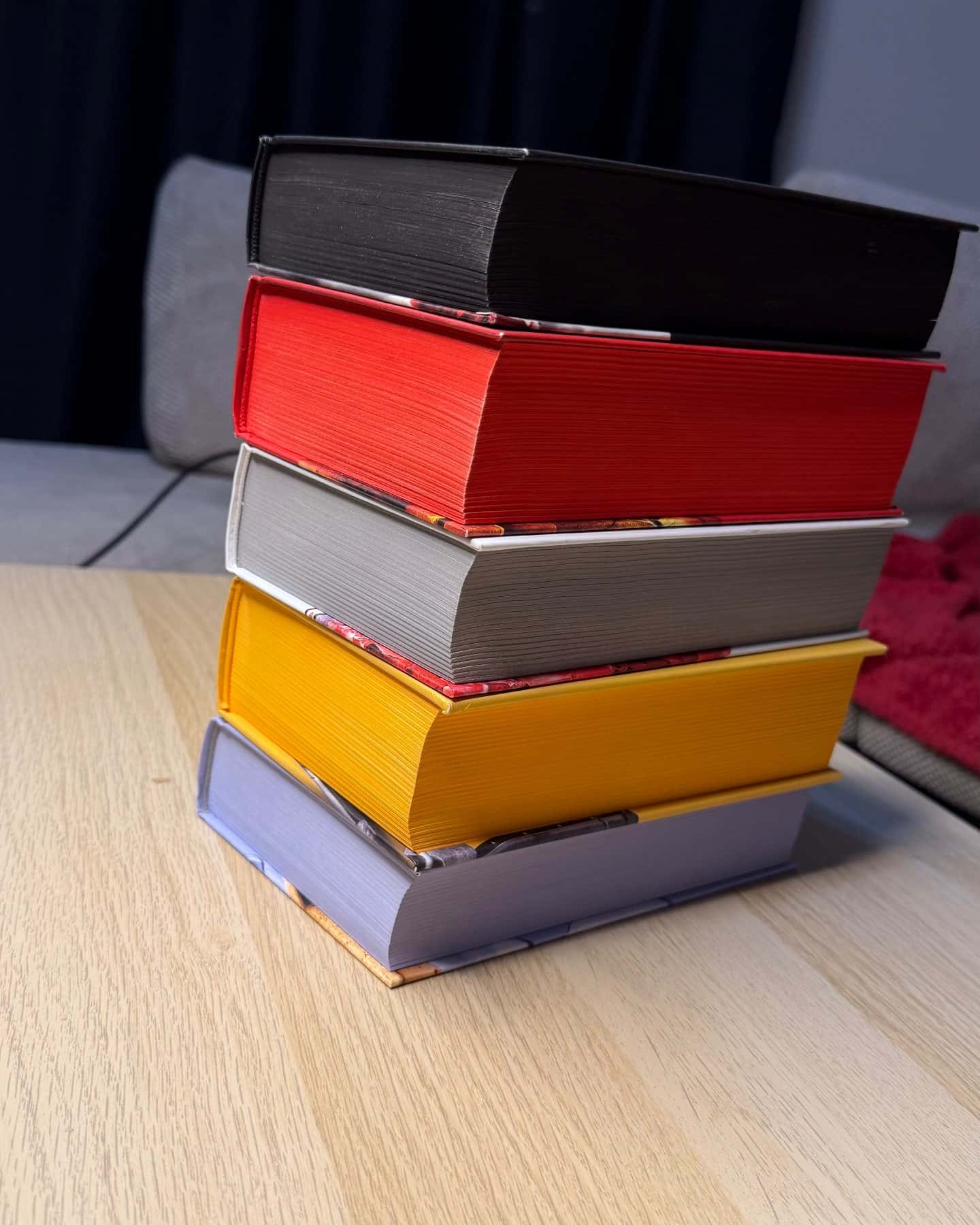 Жага. Книга 1, Жага. Книга 2. Опір, Жага. Книга 3. Жадання, Приваба. Книга 4. Жага, Чари. Жага. Книга 5 — Трейсі Вульф