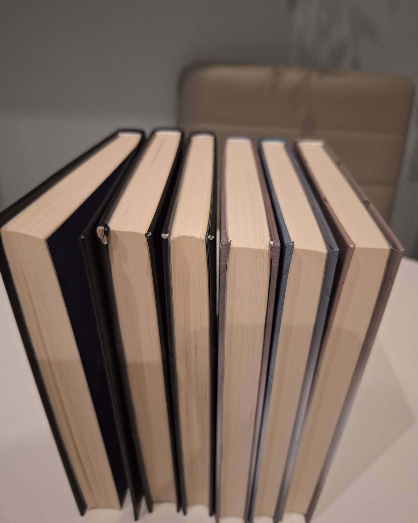 Ґудзики та мереживо. Книга 1, Ґудзики та ненависть. Книга 2, Ґудзики та страждання. Книга 3, Ґудзики та сором. Книга 4, Ґудзики та провина. Книга 5, Ґудзики та грація. Книга 6 — Пенелопа Скай