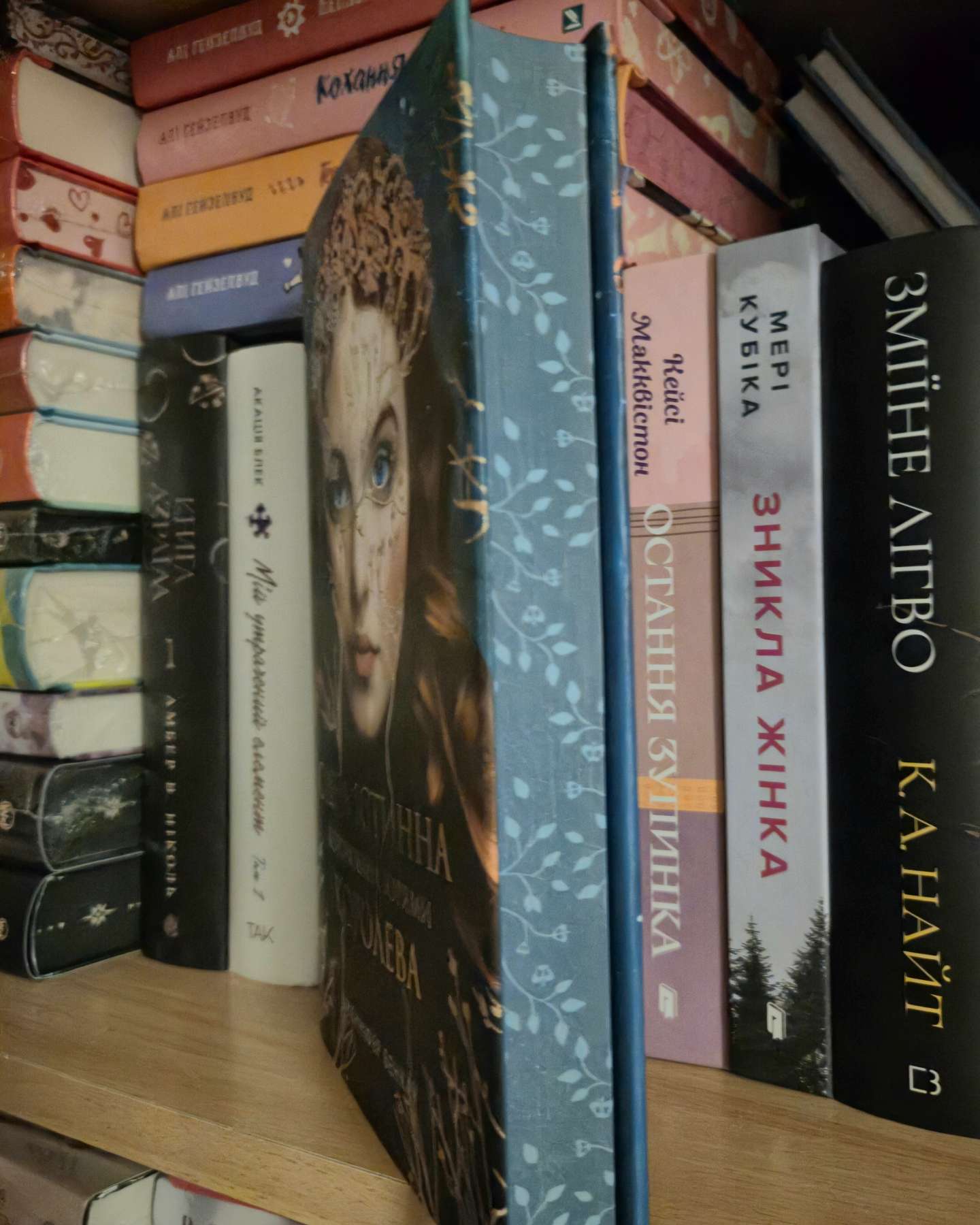 Коронована зорями. Одна істинна королева. Книга 1-Дженніфер Бенкау