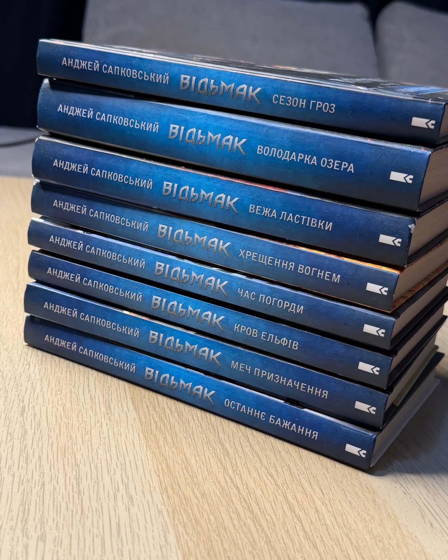 Відьмак. Останнє бажання. Книга 1, Відьмак. Меч призначення. Книга 2, Відьмак. Кров ельфів. Книга 3, Відьмак. Час погорди. Книга 4, Відьмак. Хрещення вогнем. Книга 5, Відьмак. Вежа Ластівки. Книга 6, Відьмак. Володарка Озера. Книга 7, Відьмак. Сезон гроз. Книга 8 — Анджей Сапковський