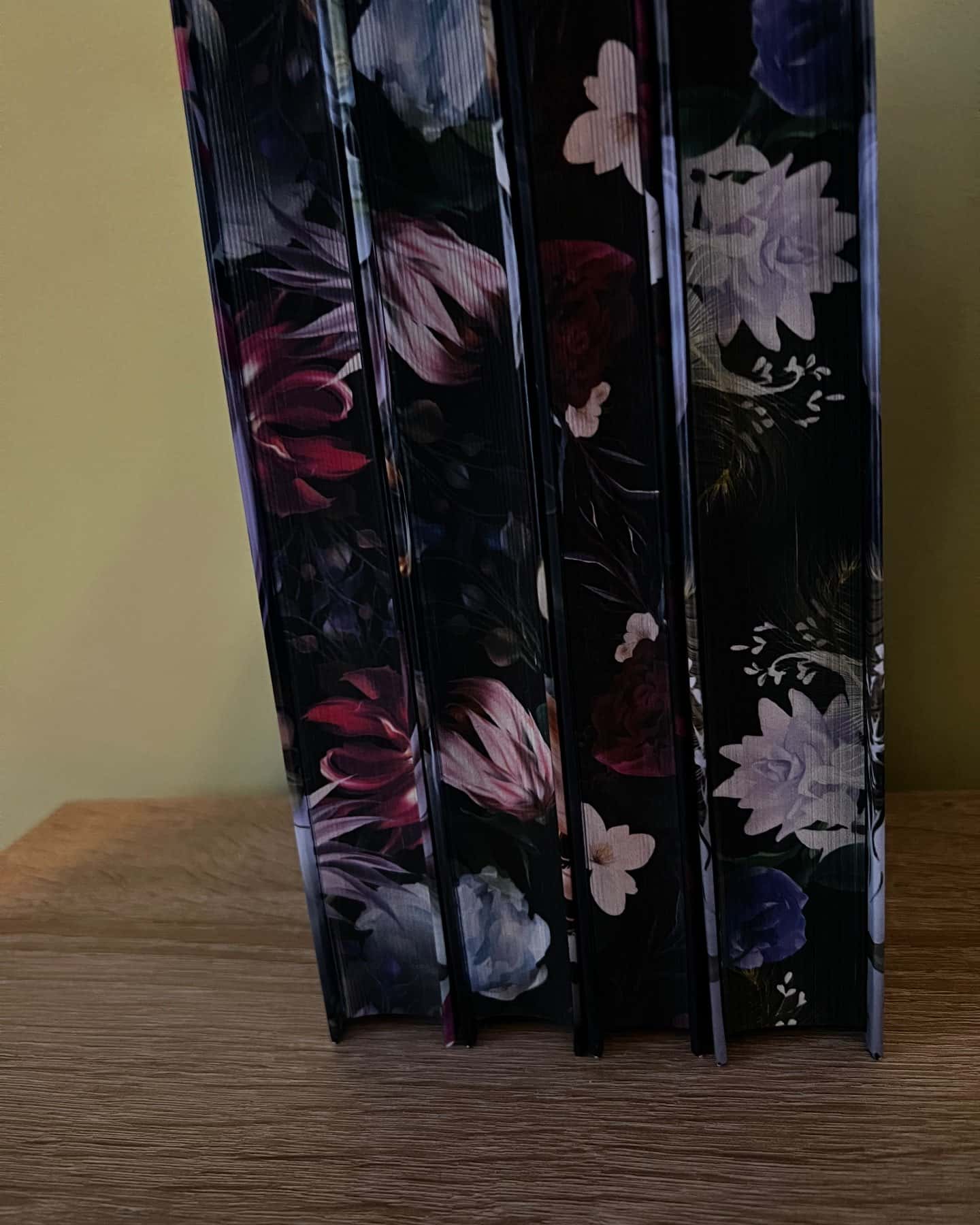 Непристойно багатий вампір. Книга 1, Непристойно багаті вампіри. Другий Обряд. Книга 2, Непристойно багаті вампіри. Три королеви, Непристойно багаті вампіри. Навіки — Дженіва Лі