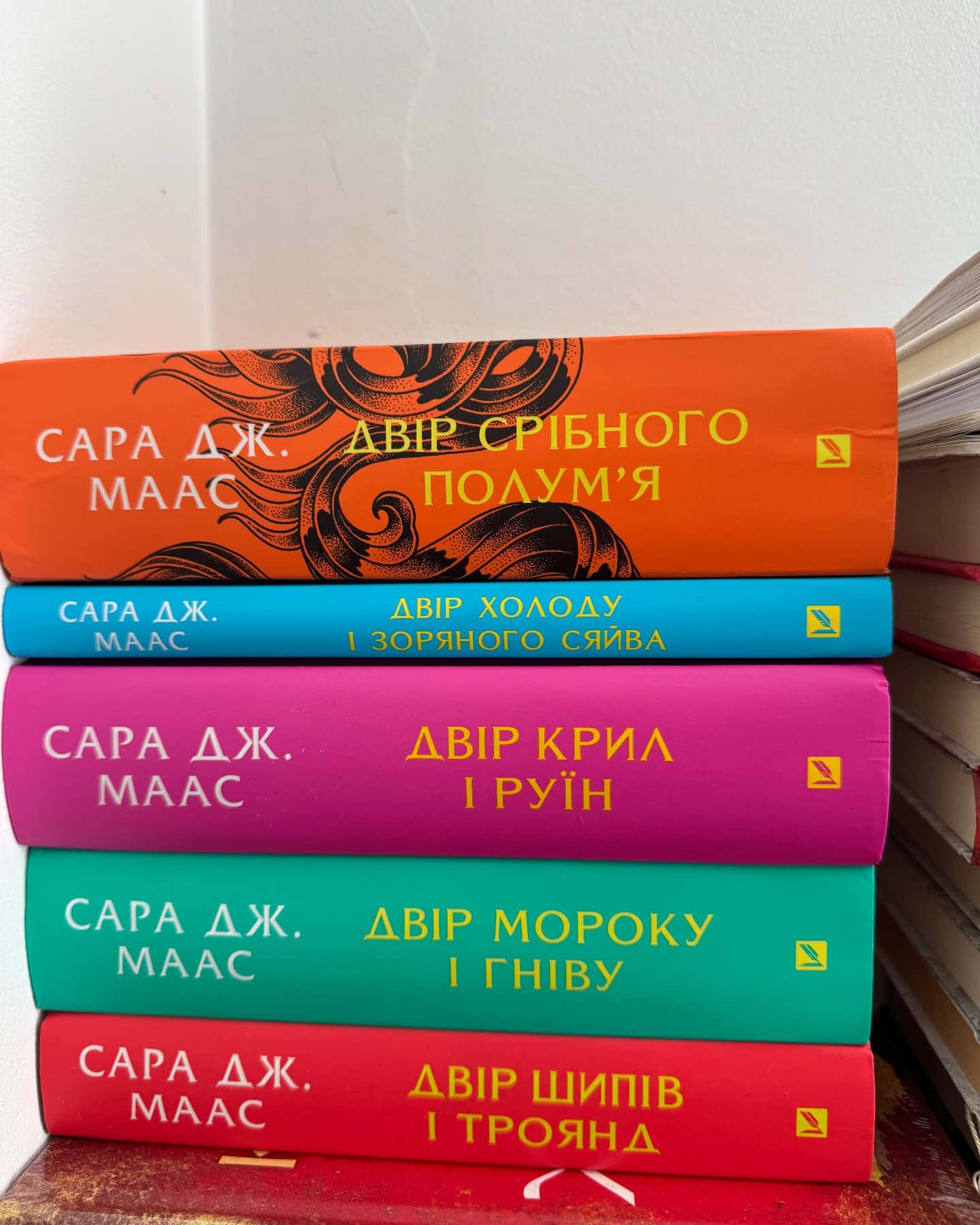 Двір шипів і троянд. Книга 1, Двір мороку і гніву. Книга 2, Двір крил і руїн. Книга 3, Двір холоду і зоряного сяйва. Книга 3.5, Двір срібного полум'я. Книга 4 — Сара Дж. Маас